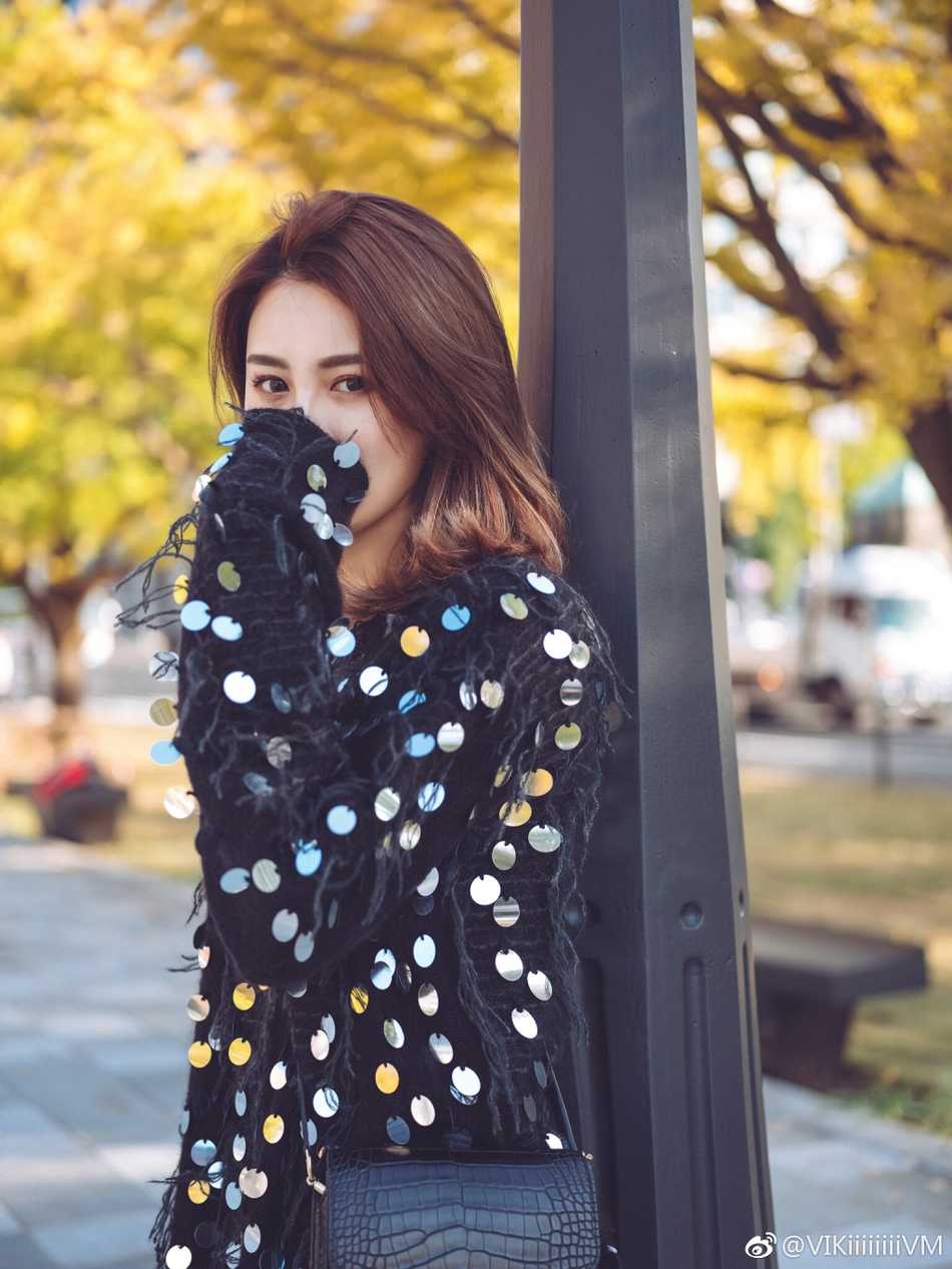 王星洋身着休闲白色上衣，在室内随性自拍，眼神灵动，青春气息扑面而来，生活感十足。