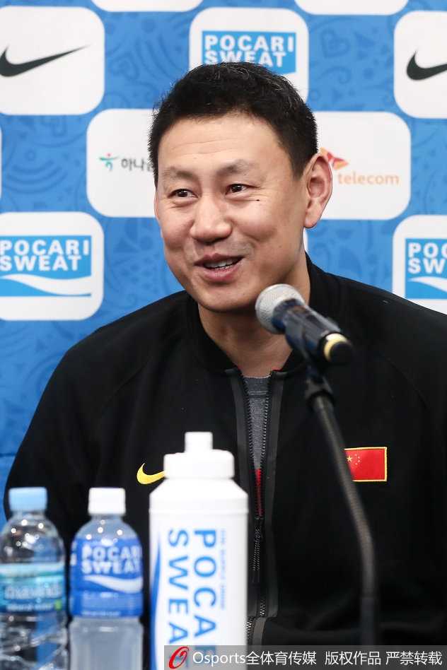 李楠在发布会入场时挥手致意，脸上露出标志性的憨厚笑容，仿佛胜券在握的将军