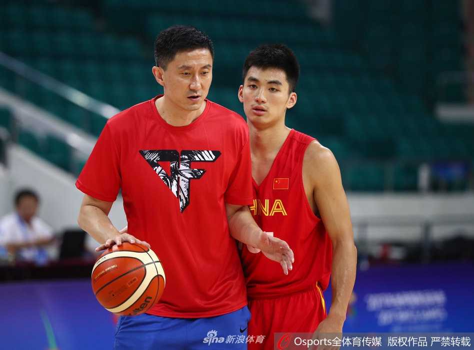 训练结束后的拉伸放松环节，球员们围坐一圈相互压腿，汗水浸透的球衣诉说着训练的艰苦，而彼此扶持的瞬间则凝聚着团队的兄弟情谊。