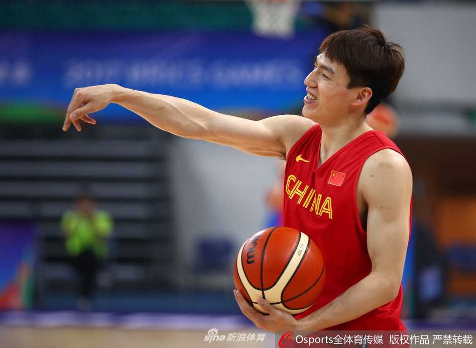 刘晓宇运球穿越半场，作为队中经验丰富的老将，他在训练中以身作则，成为了年轻后卫们最信赖的倚靠，亦师亦友。