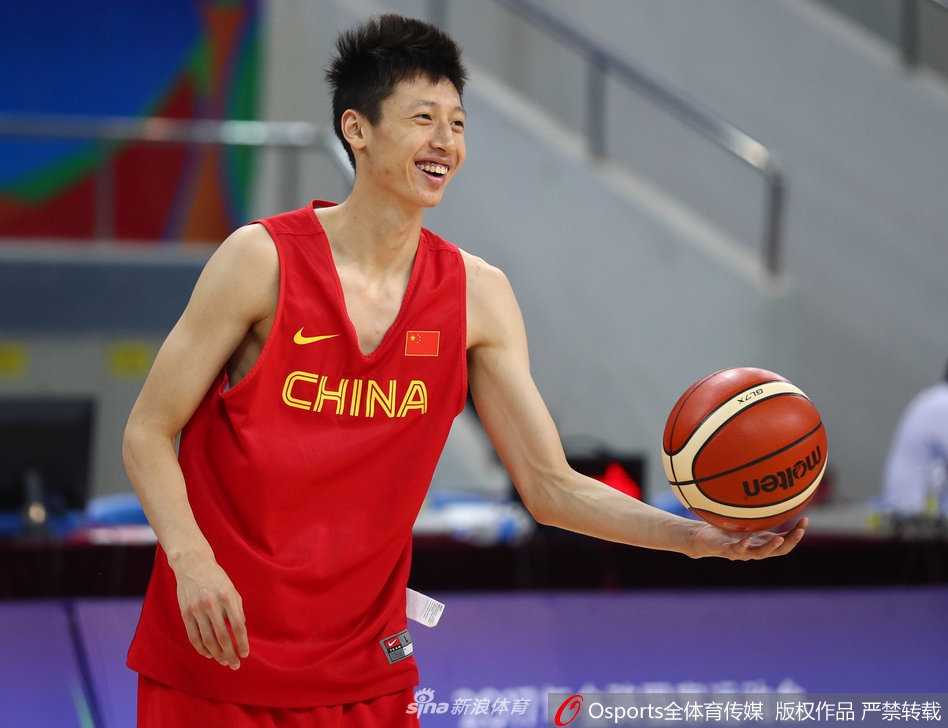 任骏飞在训练中持球突破，身姿矫健，作为杜锋在俱乐部时期的爱将，他在国家队的战术体系中如鱼得水，用一次次勤勉的跑动回报着伯乐的信任。