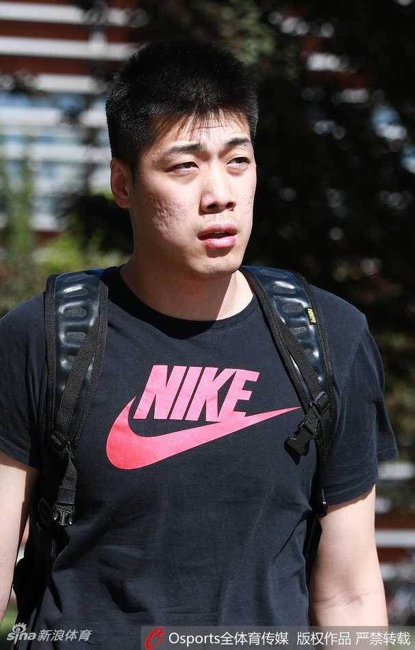 双胞胎兄弟任骏威与任骏飞一同亮相，二人并肩而立，神情专注地准备开始新的集训生活。