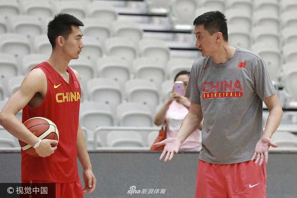 训练中郭艾伦快速持球推进，表情坚毅，在他身后是积极回防的队友，整个训练馆弥漫着紧张的实战气息。