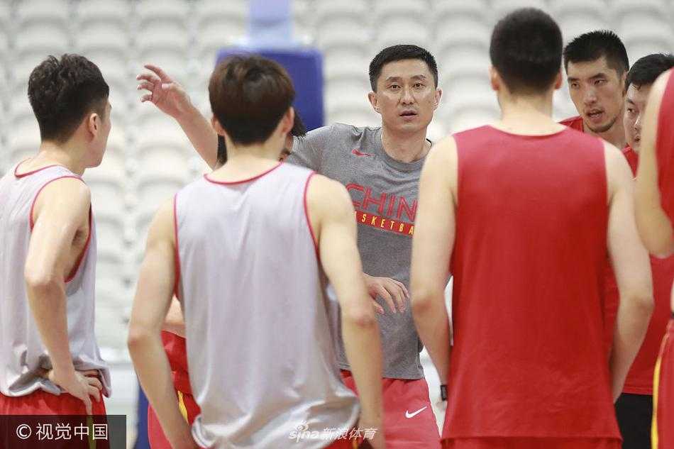 队长周鹏在三分线外接球就投，出手动作一气呵成，他身旁的队友正张开双臂准备冲抢篮板。