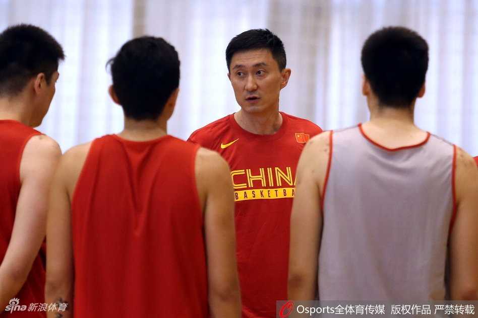 主教练杜锋神情专注，在训练场上为队员们讲解战术，他的手势充满力量，眼神中透露出对细节的极致要求。