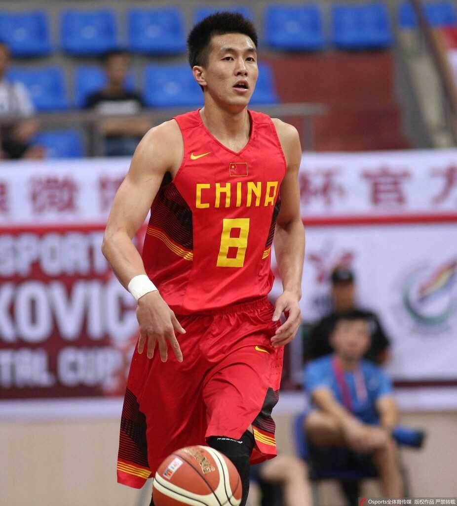 刘晓宇在比赛中上篮身体舒展线条优美展现篮球运动员的灵动与力量