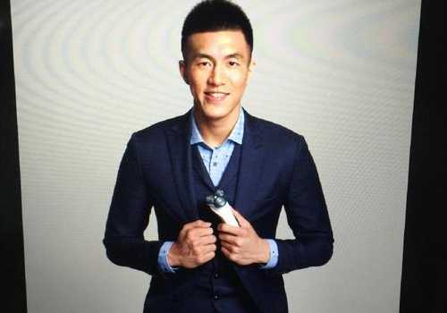 刘晓宇运球姿势灵动飘逸眼神清澈仿佛是从漫画中走出的现实版流川枫