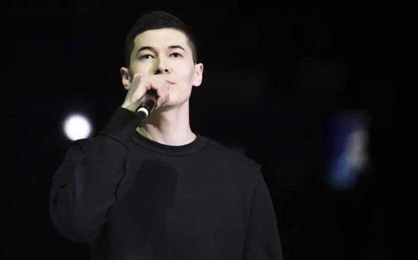 郭艾伦在比赛中运球突破表情专注而投入汗水飞溅尽显亚洲第一控卫风采