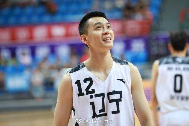 身披辽宁队战袍的杨鸣在比赛中神情专注，他微微侧身，手臂舒展，仿佛一位球场上的优雅舞者，每一个动作都充满了力量与美感。