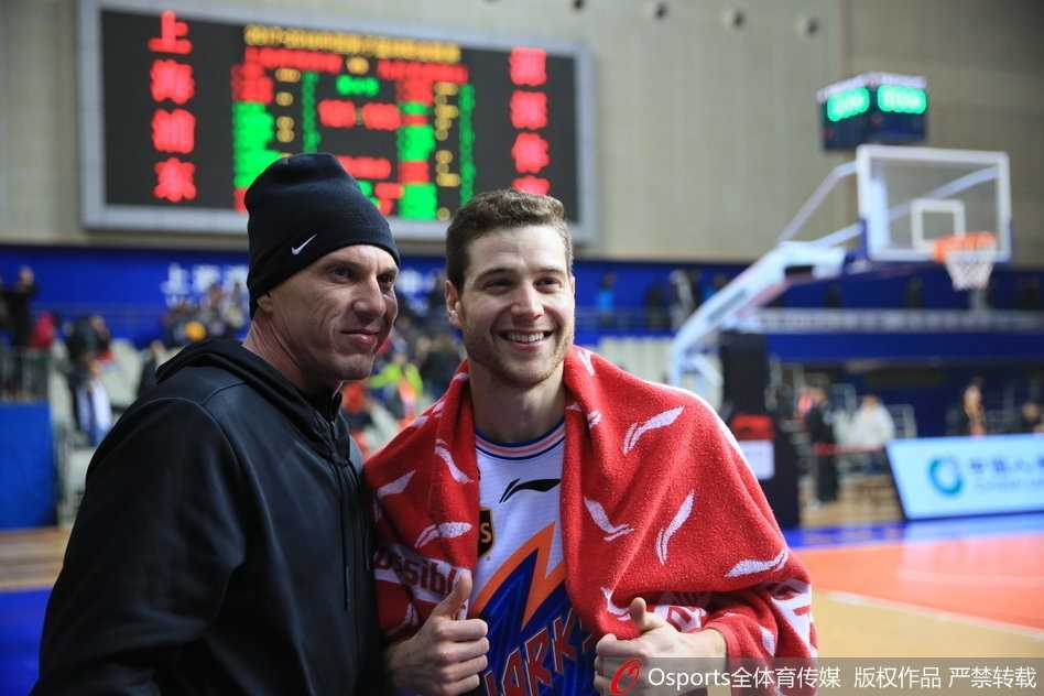 梦幻联动 白巧克力空降CBA探班弗神演传奇后卫传承 白巧克力威廉姆斯眼神中满是欣赏,在场边注视着弗雷戴特的每一个动作,仿佛看到了另一种篮球技艺的极致。