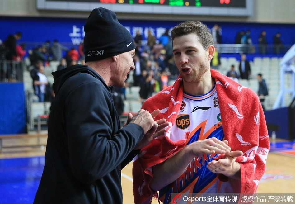 梦幻联动 白巧克力空降CBA探班弗神演传奇后卫传承 赛后的源深体育馆,白巧克力与弗雷戴特并肩而立,两人脸上都带着英雄惜英雄的微笑,画面充满了传承的意味。