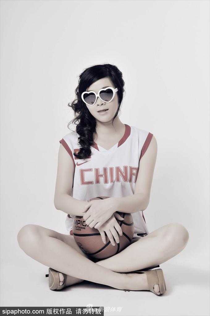 模特李怡飒爽演绎男篮战袍 运动时尚碰撞出火辣魅力 李怡将男篮战袍当作时尚单品,随性地撩动秀发,露出修长美腿,心形眼镜下是自信而迷人的微笑。