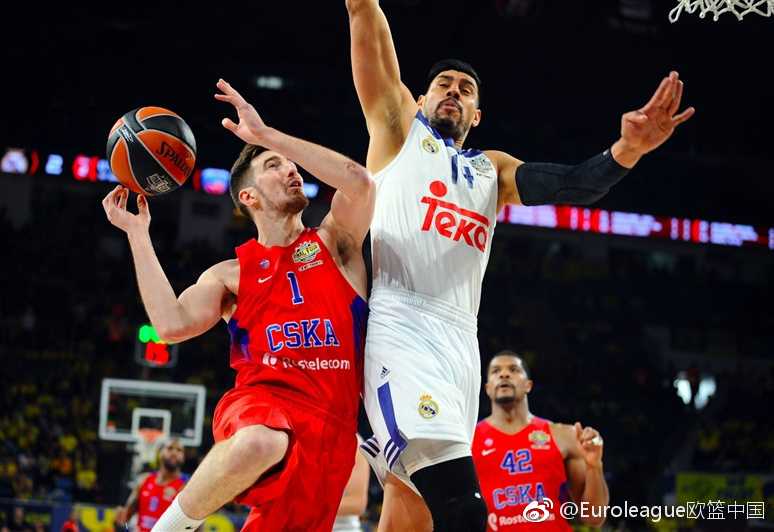 欧冠篮季军战记忆:中央陆军用一场大胜告别赛季 中央陆军球员高高跃起,舒展的手臂如同张开的熊掌,将皮球稳稳放入篮筐,身后的皇马防守者只能望球兴叹。