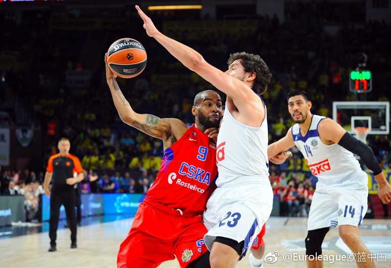 欧冠篮季军战记忆:中央陆军用一场大胜告别赛季 南多·德科洛运球突破,他灵巧的变向晃开了皇马防守尖兵泰勒,眼睛死死盯着篮筐,准备随时急停跳投。