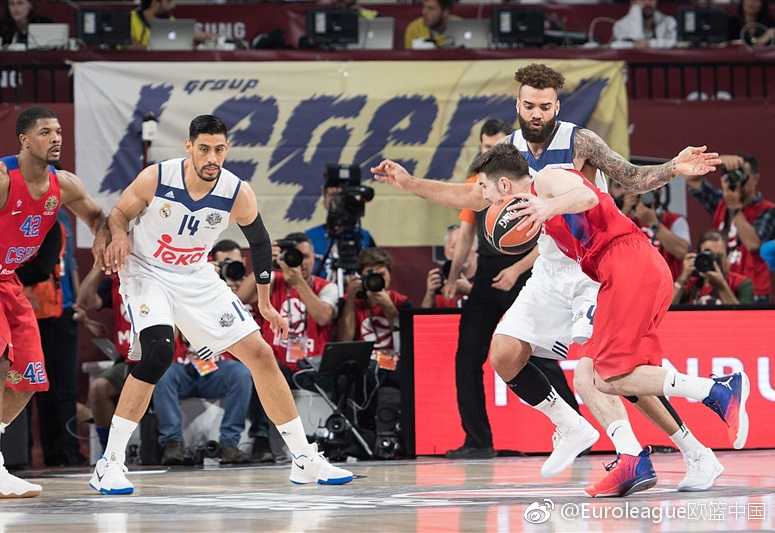 欧冠篮季军战记忆:中央陆军用一场大胜告别赛季 球场中央,两名中央陆军球员张开双臂庆祝,他们脸上洋溢着胜利的喜悦,身后的记分牌定格在巨大的分差上。