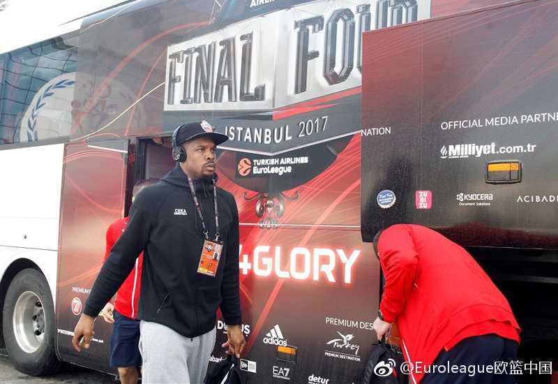 欧冠篮季军战记忆:中央陆军用一场大胜告别赛季 凯尔·海恩斯在篮下卡位,肌肉紧绷,眼神坚毅,他用强壮的身体顶开了皇马中锋阿永,为队友创造了抢篮板的空间。