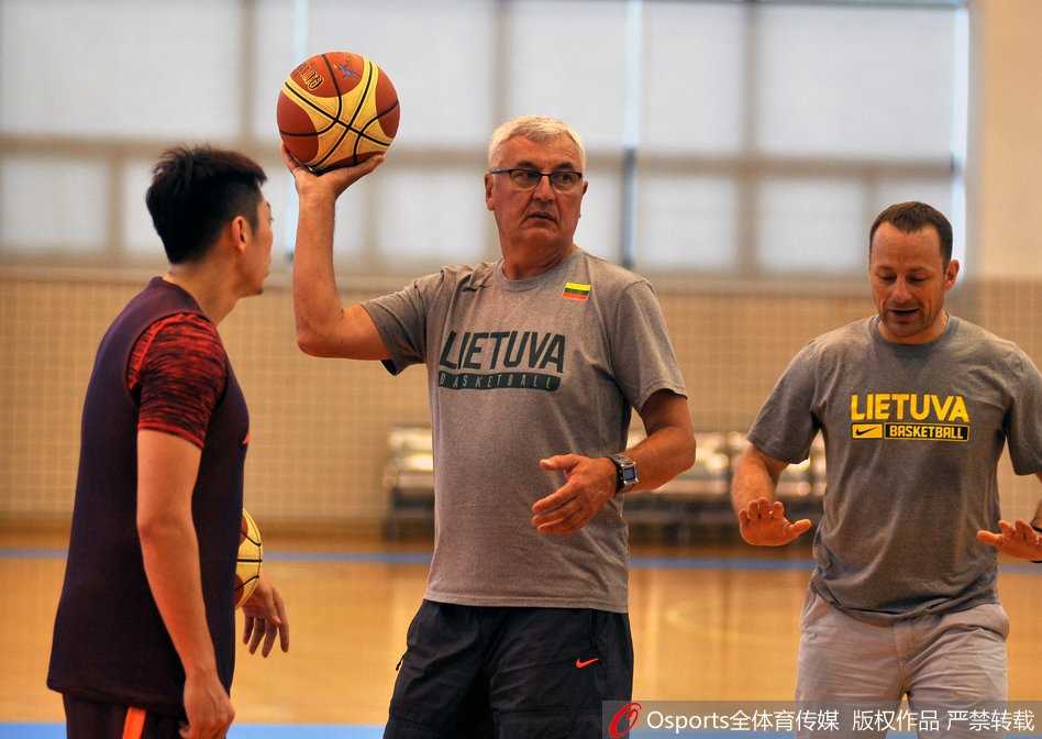 欧洲凯撒的回归·华南虎新篇 尤纳斯重掌广东宏远 尤纳斯与助教陈江华在场边交流,两人神情投入,尤纳斯用手指向场内比划着战术跑位,陈江华频频点头,师徒二人正合力打造全新的教练团队