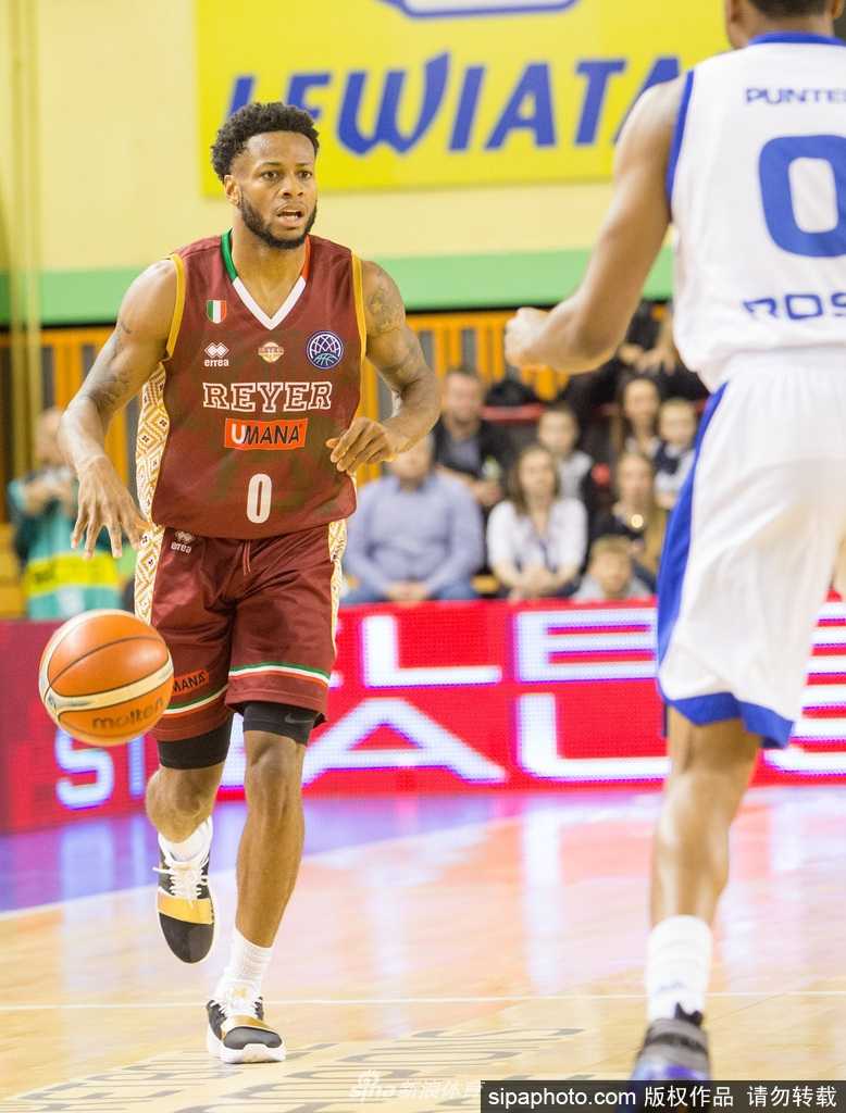 洛萨体育球迷在看台上挥舞旗帜，脸上涂着球队色彩，他们的呐喊是寒夜里最温暖的力量，与场上的激烈交相辉映。