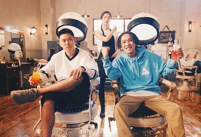 欧阳靖在MV拍摄现场神情专注，脚下那双极具辨识度的Yeezy 350 Boost 