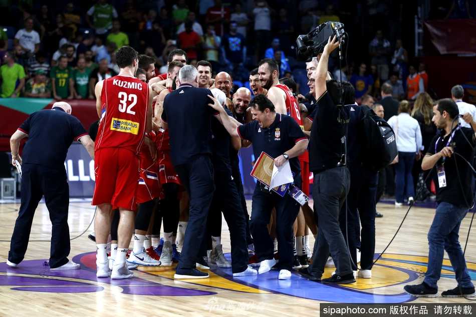 塞尔维亚球员在得分后握拳怒吼，伊斯坦布尔球馆的背景瞬间沸腾