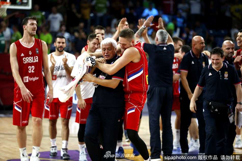 博格达诺维奇面对贴身防守急停跳投，皮球在空中划出完美弧线直坠网窝