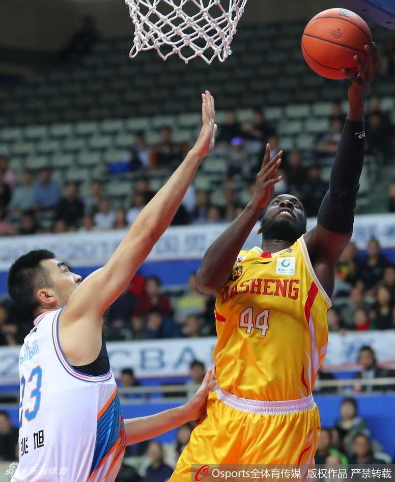 赛前全场为南京大屠杀遇难同胞默哀，球场灯光暗淡，气氛庄严肃穆，球员们低垂着头，寄托着对历史的缅怀与对和平的祈盼。