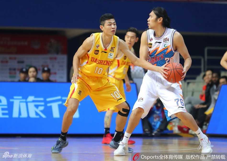 希克森在张兆旭的头顶生生将球补进篮筐，整个身体挂在篮筐上，展现出了无与伦比的统治力，让上海主场鸦雀无声。