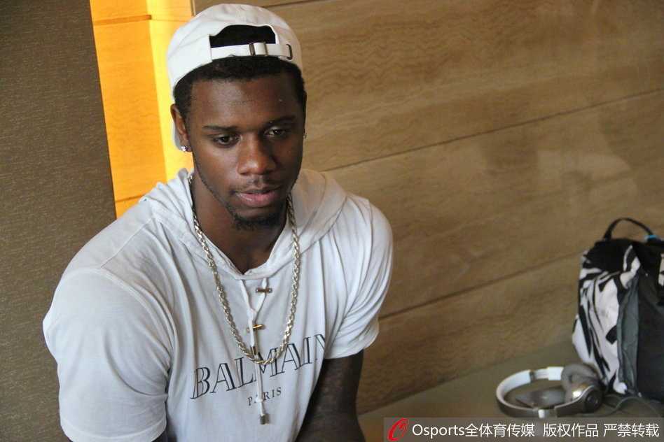 运球突破间的琼斯，身姿矫健，眼神坚毅，仿佛一头蓄势待发的猛兽，随时准备撕裂对手的防线。