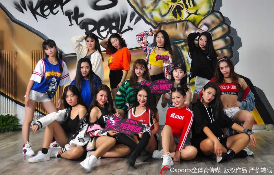 身穿亮黄色表演服的啦啦队员在场地中央定格，飞扬的马尾辫和舒展的身姿，仿佛在用身体语言诉说着青春的无限可能。