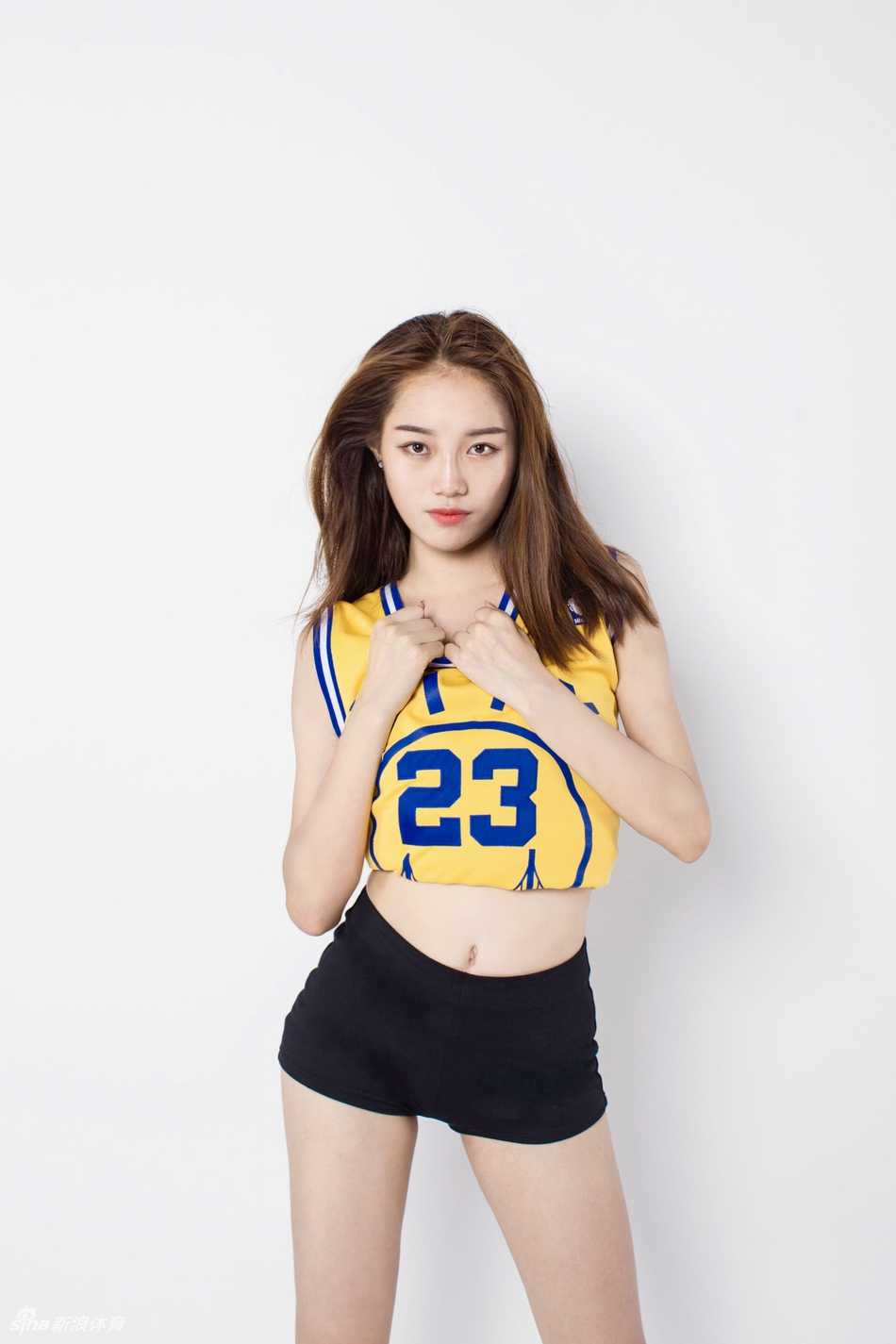 赛场边的江慧轻轻回眸，眼神清澈带着一丝好奇，仿佛在问观众：你在想什么？