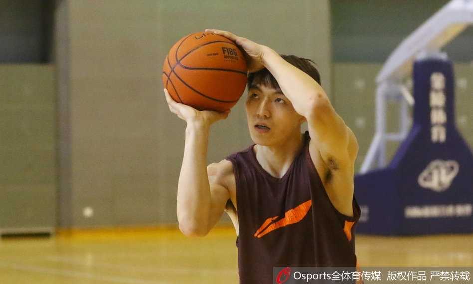 深圳队的孟铎正处在一次快速的出手当中，由于体能消耗巨大，他的身体微微前倾，但手腕的压腕动作依然柔和而坚决，仿佛要将最后一丝力气都凝聚在指尖拨出。