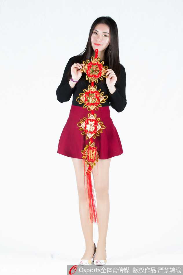 两位队员亲密相依，服饰上的流苏与闪片在镜头下熠熠生辉，姐妹情深自然流露