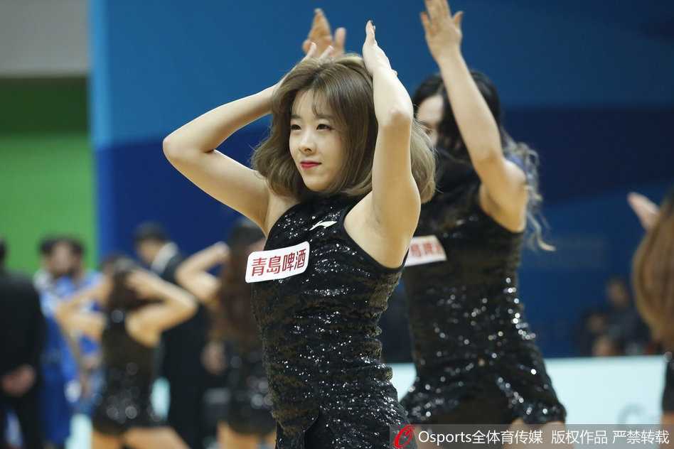 赛后，篮球宝贝们与吉祥物在场上互动，她们簇拥在一起，脸上绽放出灿烂的笑容，为这场激烈的江苏德比画上了一个圆满而温暖的句号。