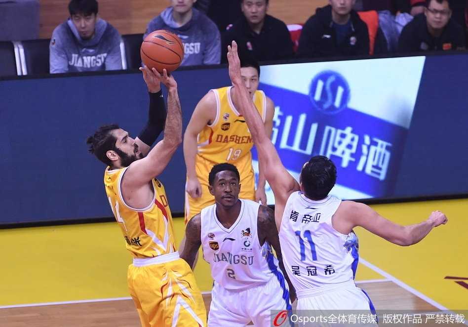 拉杜利察泰山压顶般完成单手劈扣，篮筐在颤抖，替补席上的队友们瞬间疯狂，仿佛看到了巨兽降临人间