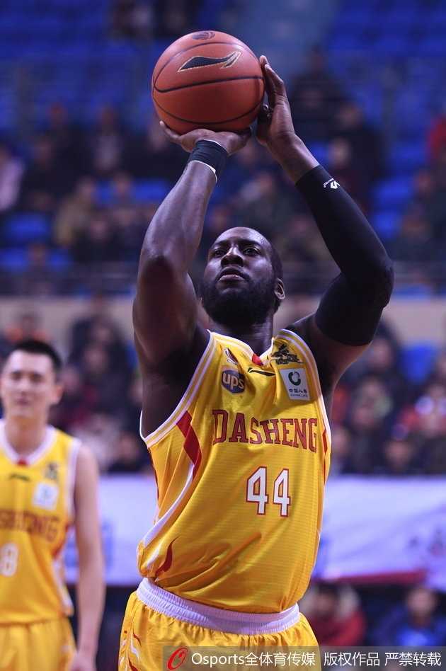 宋建骅飞身救球，身体平拍出界，眼神却依然死死盯着篮球的方向，这一刻胜负已不再重要，拼搏的精神照亮了整个赛场