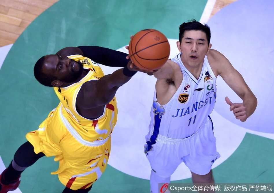 易立如老将舞剑般轻盈飘逸，面对防守球员冷静地将球送入篮筐，眉宇间透露出久经沙场的从容与坚定
