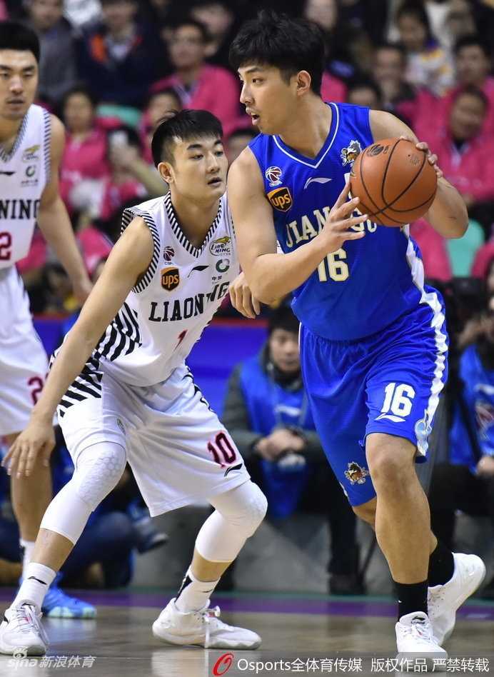 辽宁队核心后卫赵继伟在江苏肯帝亚队员的严密包夹下艰难运球，他眼神坚毅试图撕开防线，但江苏的防守如同铁索横江，让辽宁的进攻步履维艰。