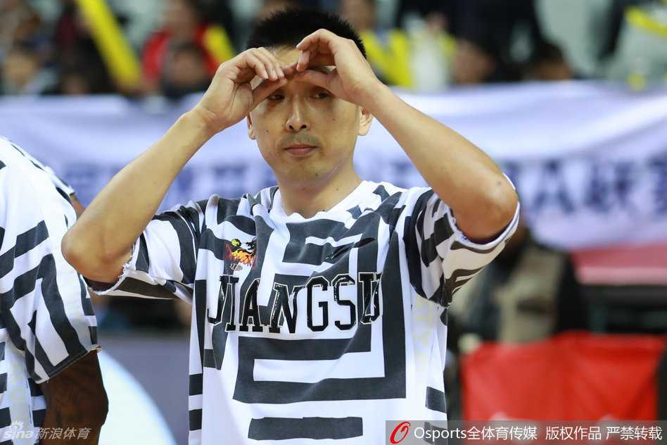 看台上，一位年轻的女球迷脸庞被灯光照亮，她双手高高举着一张亲手绘制的海报，上面用彩色的字体写着对胡雪峰的深情告白，眼神中满是热切与崇拜。