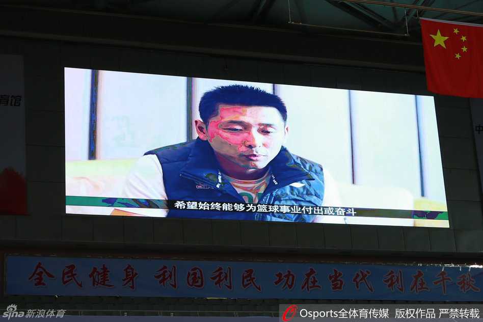 场边的座位上，一名可爱的球童安静地坐着，她小小的身躯上也套着一件宽大的55号球衣，侧着脑袋专注地看着场上，仿佛也在用自己的方式守护着这位江苏篮球的英雄。