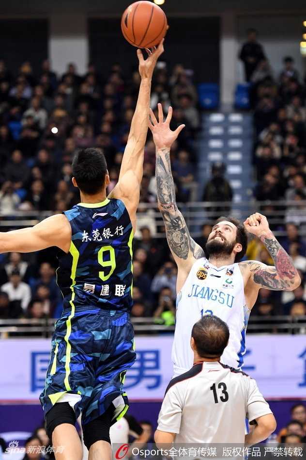 身披肯帝亚战袍的新外援贾巴里·布朗持球推进，他犀利的眼神仿佛能刺穿广东队的防线，全场比赛他犹如神助，砍下全队最高的二十六分