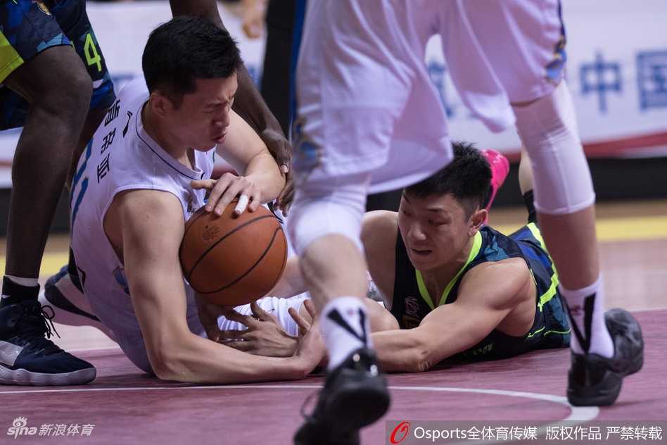 江苏肯帝亚队的老将易立犹如一把尖刀撕裂广东队防线，他用一记标志性的高难度突破上篮，在空中滑翔后将球送入篮筐，点燃了主场球迷的激情