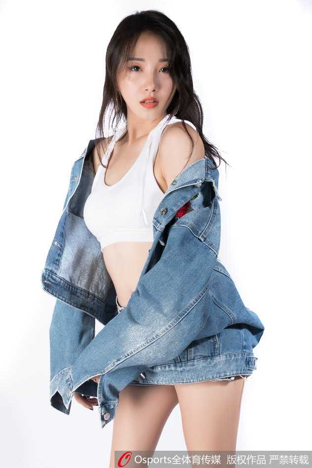 阳光透过窗纱洒进室内，江苏KDancer队员的侧颜轮廓分明，裸露的肩部线条流畅而健美