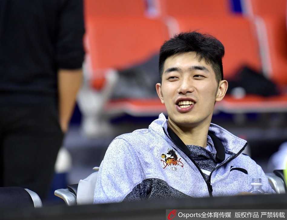 拉杜利察化身内线指挥官，在包夹中冷静寻找队友，双手将球传出。他宽阔的视野和无私的球风，让江苏队的进攻变得行云流水。