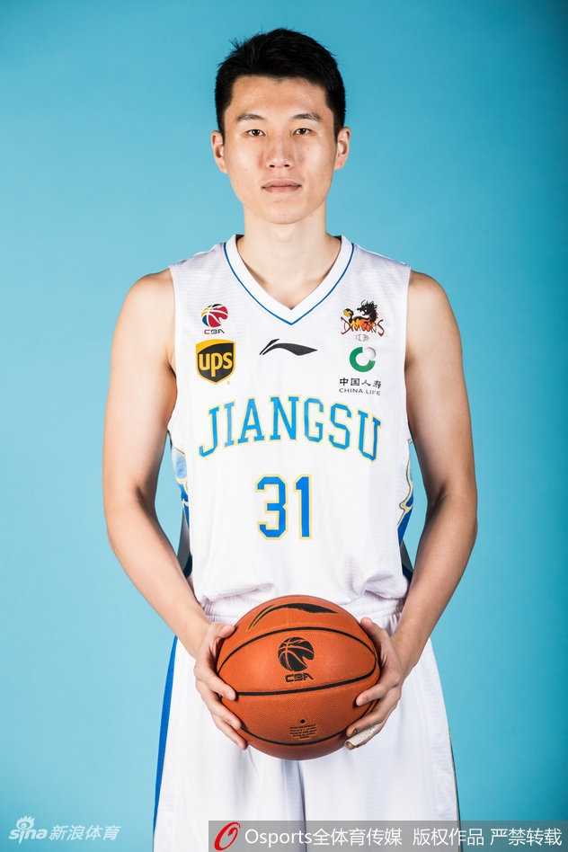 新秀刘磊与内线大将吴冠希在镜头前搞怪互动，刘磊面对这位公认的队内“颜值担当”故意做出压力山大的表情，更衣室欢乐氛围尽显。