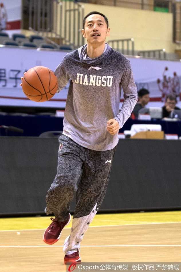 江苏肯帝亚外援马尚·布鲁克斯在训练中神情专注，运球穿越全场，他的每一个动作都显得游刃有余。