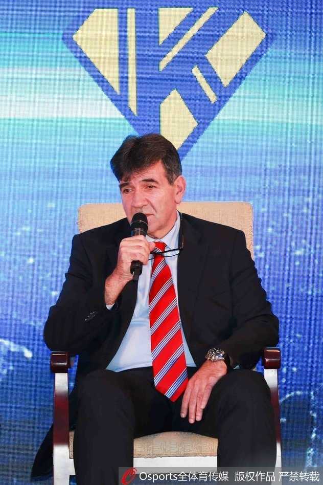 队长易立手举新赛季战袍，神情坚毅，作为球队的灵魂人物，他誓要带领兄弟们冲出重围。