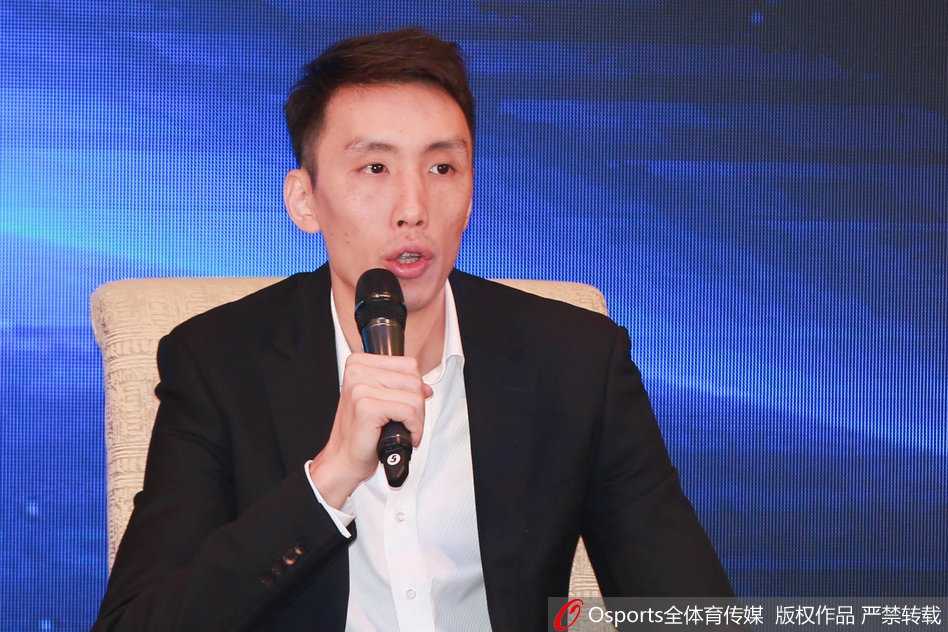 江苏篮球的传奇胡雪峰正式出任球队总教练，他的眼神中满是对未来的期许，转型后将继续为江苏篮球贡献力量。