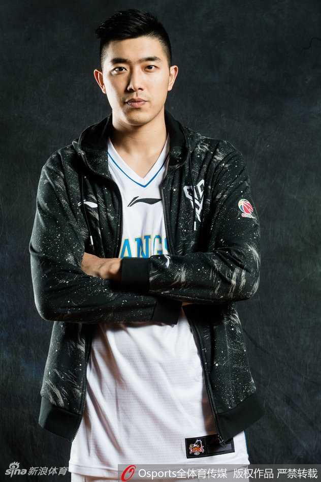 镜头拉远，布鲁克斯霸气外露地坐在椅子上，身旁的宝贝们姿态各异，宛如一幅描绘篮球江湖的群像图。