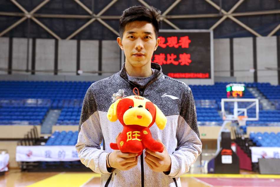 江苏肯帝亚的硬汉们卸下战袍，围坐在一起展示手写的春联，队长易立手持福字，笑容温暖如春，铁血战队也有柔情一面。