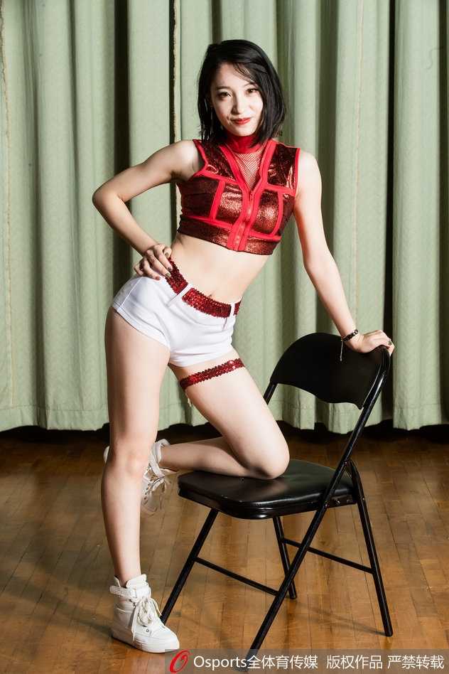 聚光灯下，这位篮球宝贝回眸一笑，妩媚的姿态与白皙的肌肤相得益彰，飘逸的发丝间透着自信与灵动，恰似凯旋归来的舞者。